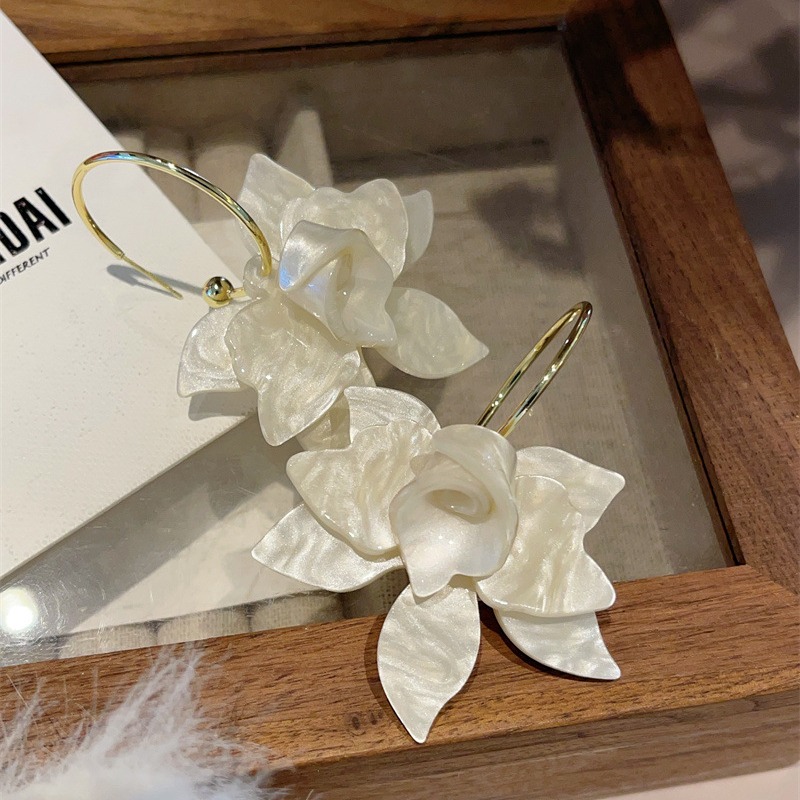 Niche design sense Gardenia white coffee French retro flower earrings niche exaggerated petal temperament ear jewelry